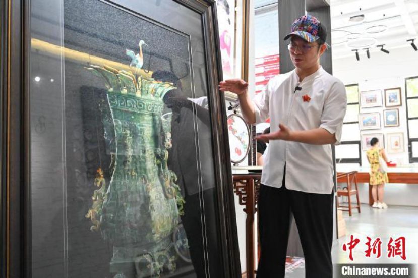 王新元介绍第一幅广绣作品莲鹤方壶。