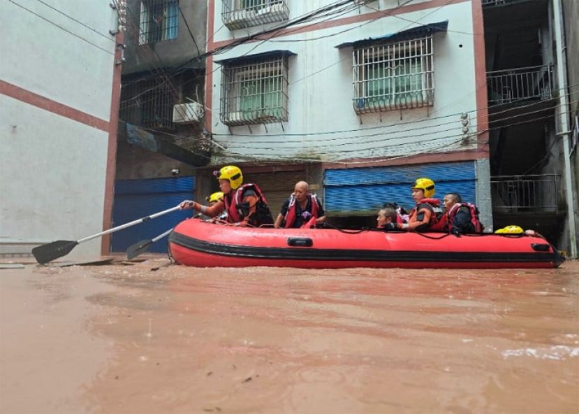 中国重庆市垫江县连夜暴雨6人死 6,985人受灾