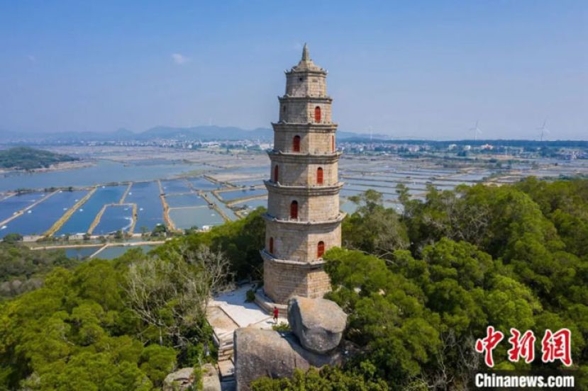 诏安祥麟塔。它屹立于诏安梅岭海边，是诏安具有代表性的人文历史建筑。