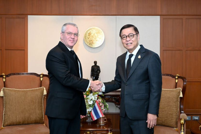 正在泰国访问的美国东亚暨太平洋事务助理国务卿戴桑布雷（左）9日会晤泰国外交部长希哈萨（右）。