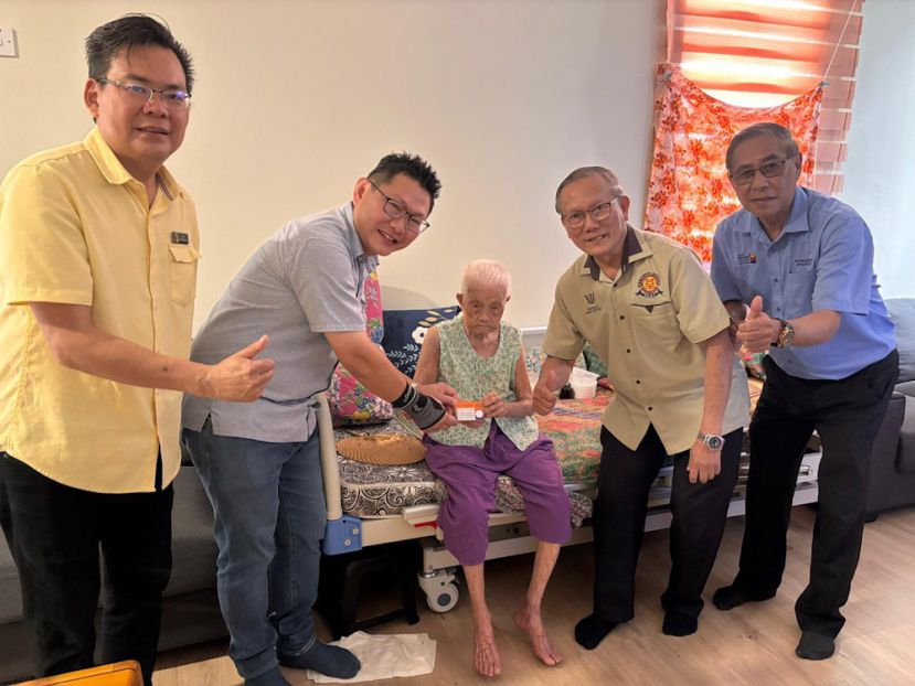 左一为甲必丹郭贵华、郑志国市议员、112岁的黄金凤，右二起为本固魯严安干与莊诚德。