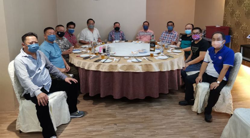 拿督斯里刘为强太平局绅（中）与部份代表摄于宴席上，在场者包括马福秘书长刘锦虎（右五）、本固鲁刘贤远（左五）及甲必丹拿督刘思乐（右三）等。