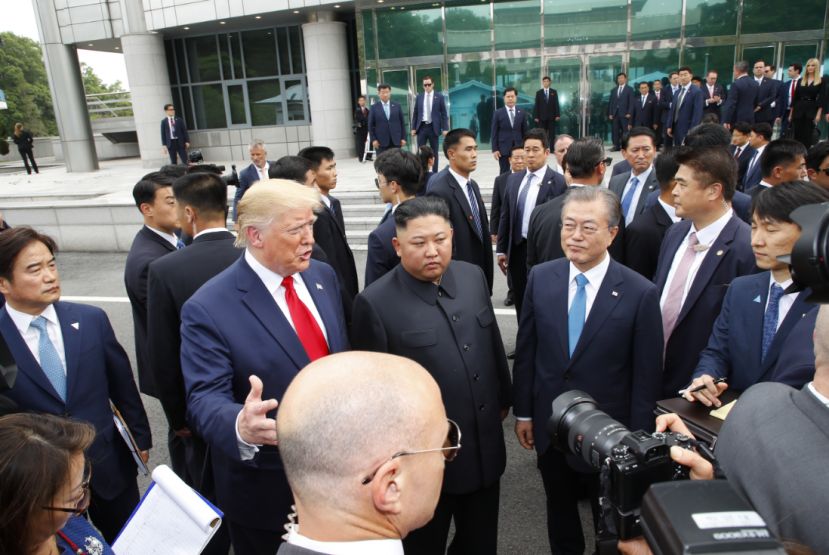 特朗普与金正恩和文在寅，在板门店会晤，首开历史先河。