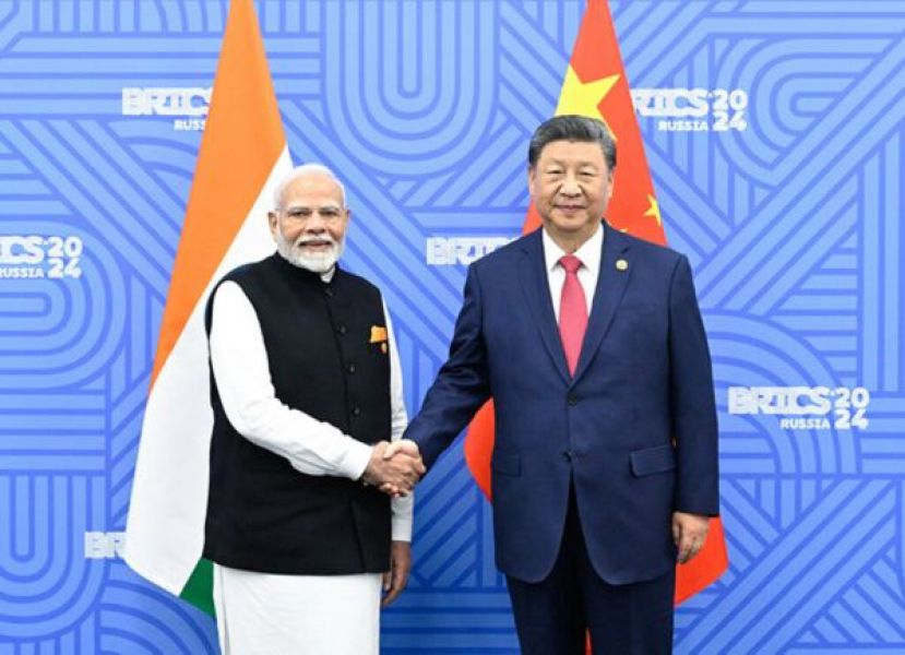 中国国家主席习近平（右）于2024年10月23日在喀山出席金砖国家领导人会晤期间会见印度总理莫迪（左）。