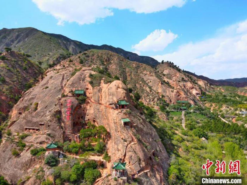 航拍须弥山石窟一景。