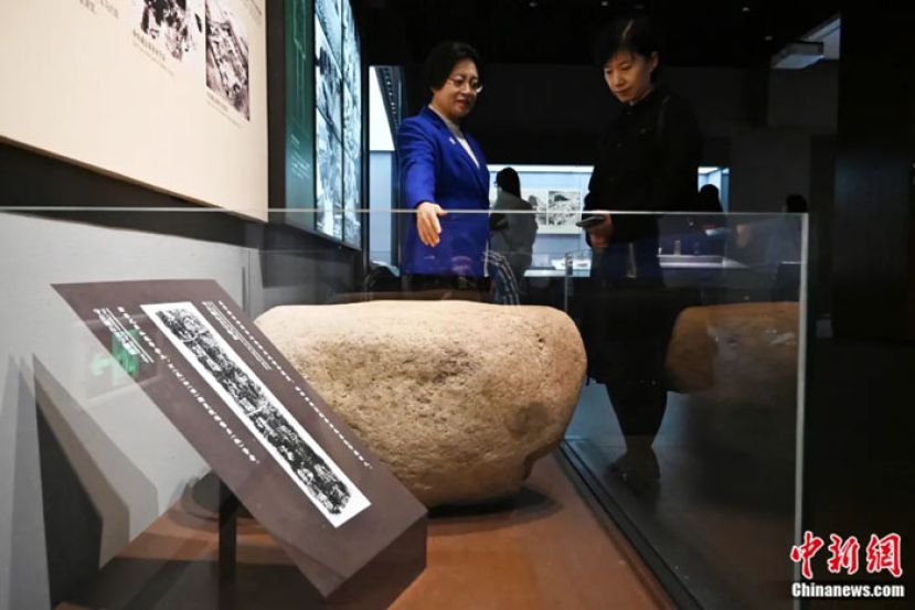 河北博物院二级研究员刘卫华（左）向中新社记者介绍守丘刻石。
