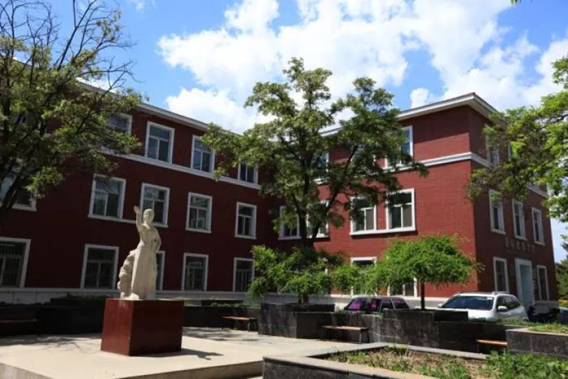 &ldquo;拐角楼&rdquo;，始建于1959年，宁夏大学校本部现存唯一一座建校时期的老建筑，又称&ldquo;曾宪梓楼&rdquo;。