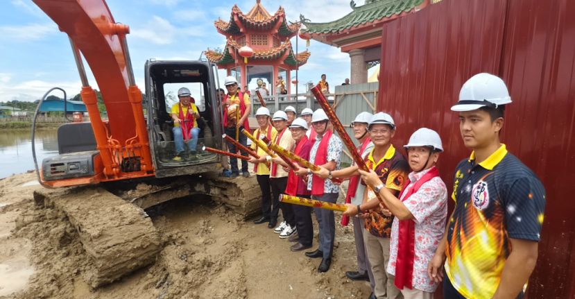 砂拉越副总理沈桂贤(左一)主持石角广龙宫平台扩建工程今日举行动土仪式。