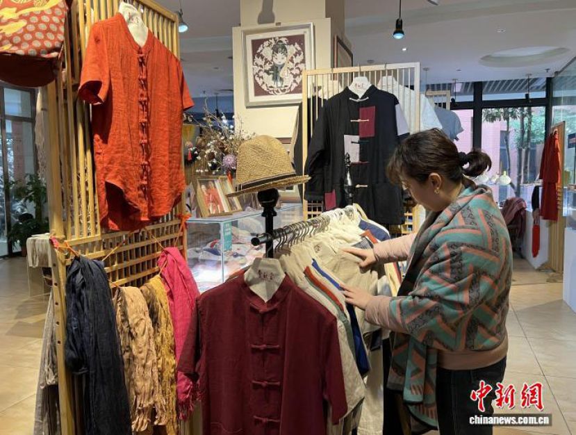 重庆市民在&ldquo;壹秋堂&rdquo;非遗工坊内挑选夏布产品。