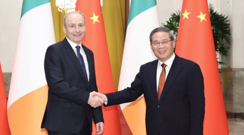 中国总理李强（右）与爱尔兰总理马丁（左）会谈。