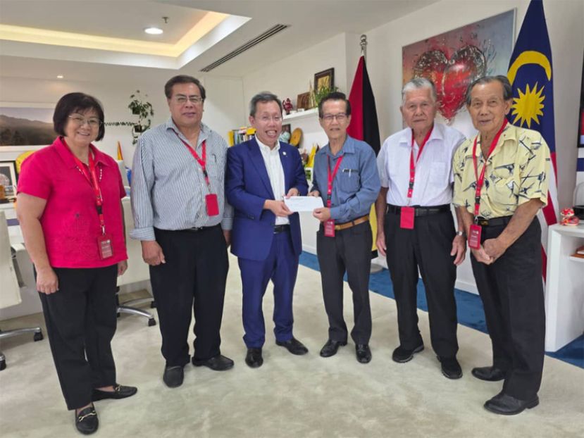本固鲁陈兴枝（右3）移交邀请函予主宾砂副总理兼公共卫生, 房屋及地方政府部長YB拿督阿玛沈桂贤医生。