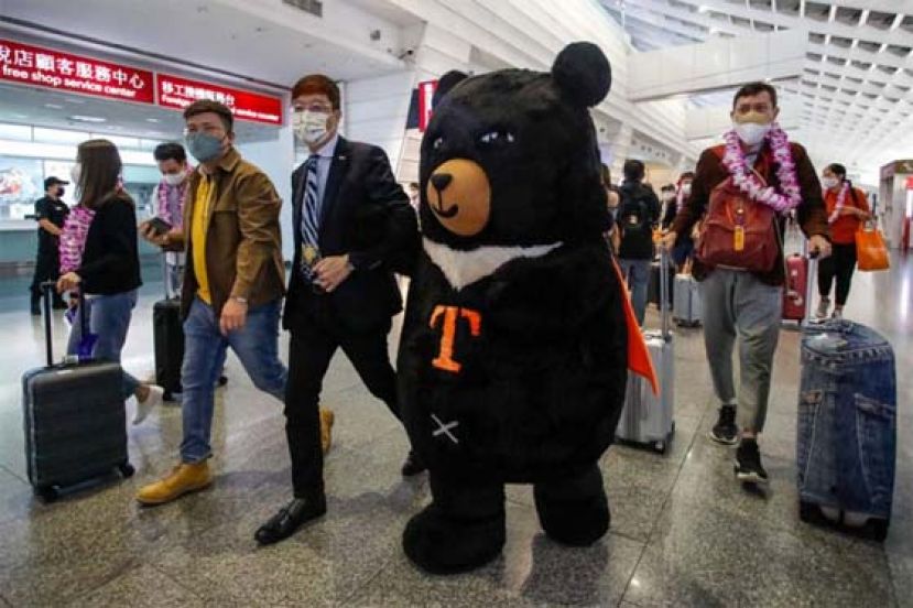 台湾全面开放边境，首批泰国旅客凌晨抵台。