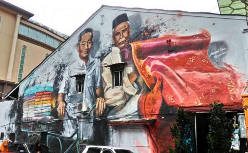 图示：本地华人壁画家的新作品:位于印度街的布商人像壁画。