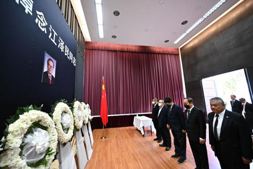 沙巴马中联谊协会会长胡逸山博士太平绅士（左三）联同该会名誉会长拿督叶参太平绅士（右一）、  名誉会长丹斯里拿督林保障（右二）、名誉会长兼砂中友好协会会长拿督黄国忠（左二）、常务副会长兼秘  书长廖志国（左一）前往中国驻亚庇总领事馆吊唁已故中国原国家主席江泽民。