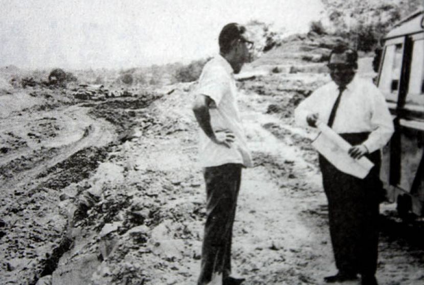 拿督黄锡琦在担任工务司时，经常风尘仆仆的巡视各个建筑工地，严格监管施工进度与工程品质。