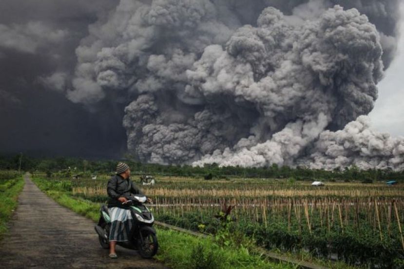 印尼塞梅鲁火山喷发，警戒级别提至最高。