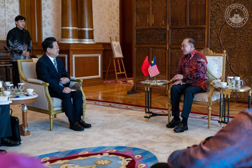 首相安华(右)与中国国家安全部部长陈一新亲切交谈。