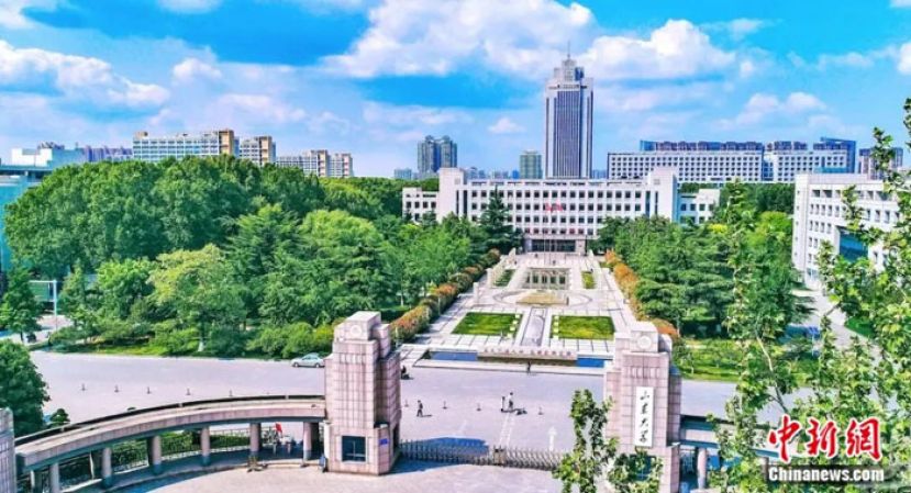 山东大学中心校区大成广场。