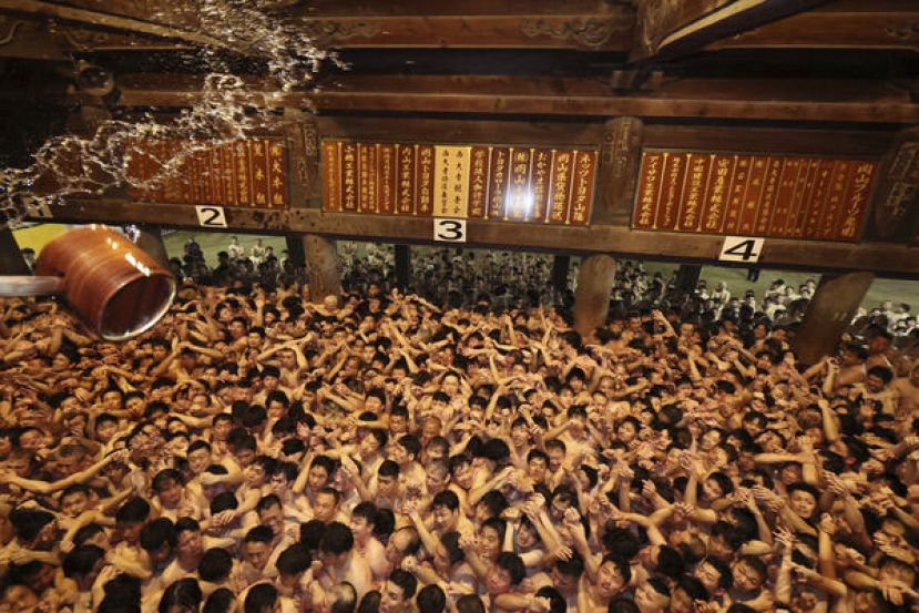 日本冈山裸祭踩踏事故酿2死。
