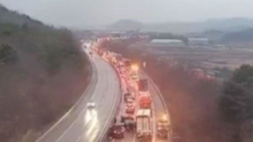 韩高速公路30车连环追撞 4人死。　