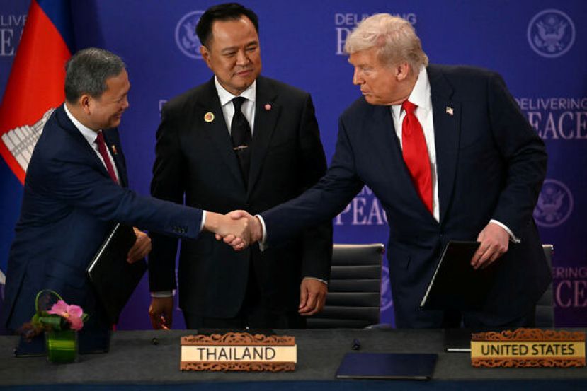泰国首相阿努廷（图中）与柬埔寨首相洪玛内（左）于10月在美国总统特朗普见证下签署和平协议。