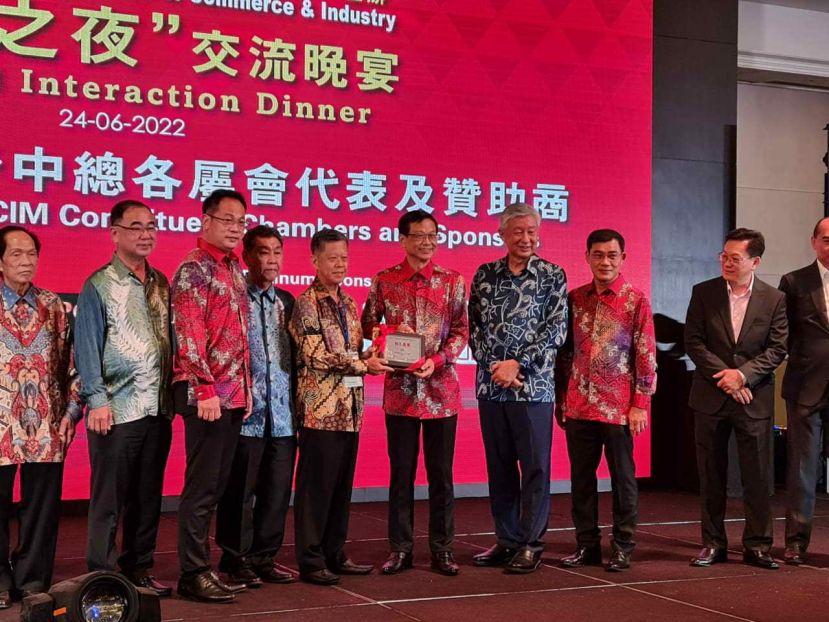 砂中总总会长拿督陈日枝(左五)代表砂中总赠送纪念品于主办方马六甲中总会长拿督萧德坤(左六)。