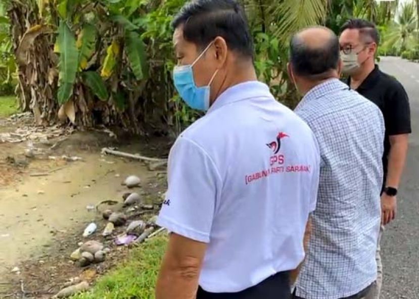 程明智（右一）联袂方孝清市议员（左一）与居民观察美景花园建新洋灰沟工程。