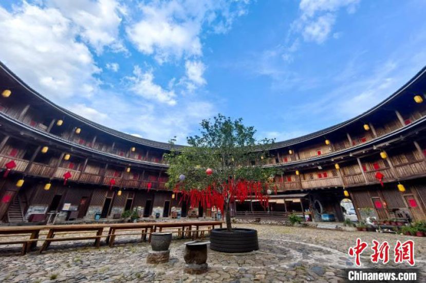 坐落于福建土楼南靖景区的书洋镇田中村龙昌楼，已改造成土楼特色民宿。