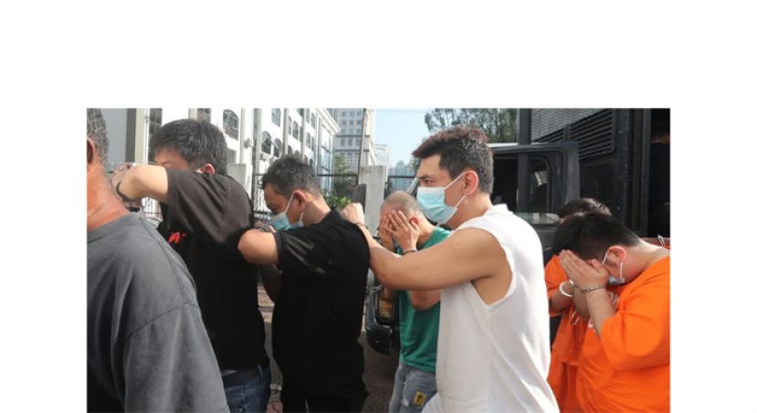 余忠杰（右）和陈孝威（左2）于周三上午在新山第三推事庭面控时，闪躲摄影镜头。