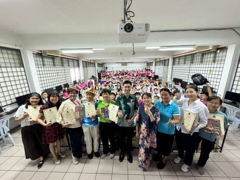 "真爱守门员"导师团队与校方、主办方及参与学生大合照。前排右三起：卫理新生堂会友领袖李依娟、 新生村中华公学校长黄秀萍、副校長黄势喜。