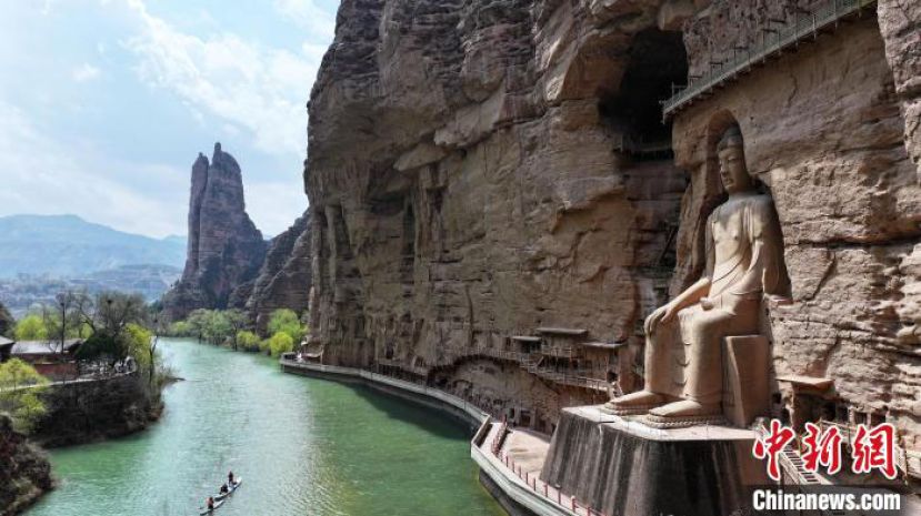 炳灵寺石窟所在的小积石山丹霞石林，与蜿蜒流过的黄河水交相辉映，形成别具一格的地貌景观。