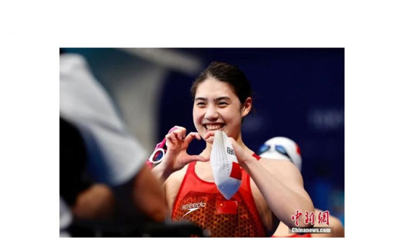 张雨霏在奥运赛场比出爱心手势。