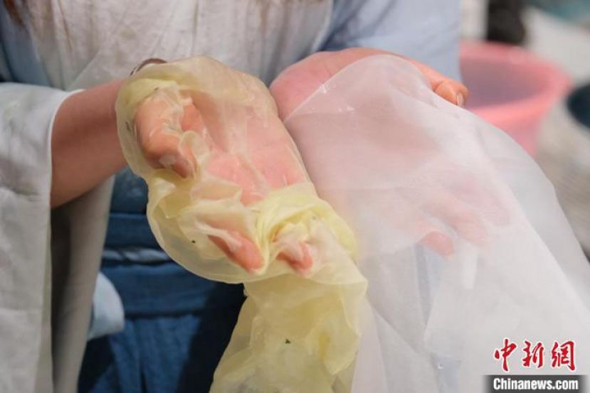 用荷叶染出的纱布。