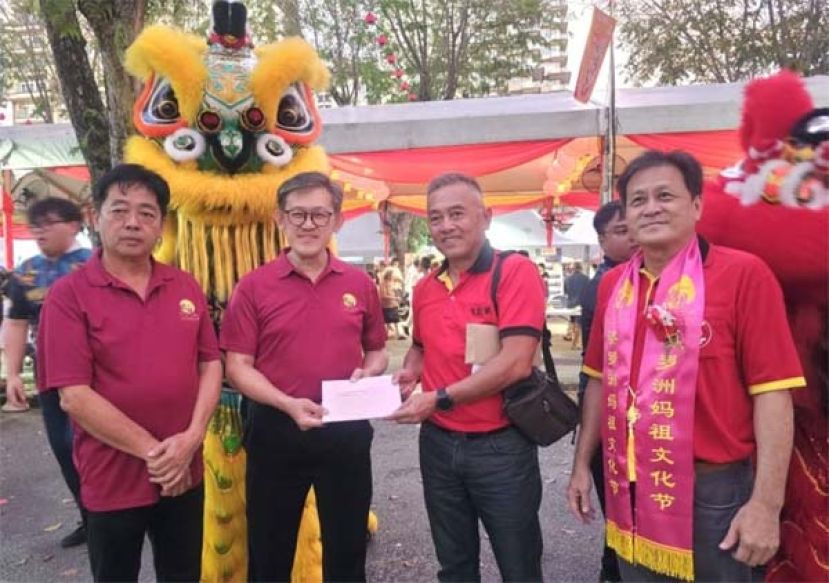 筹委主席钟献忠（右2）移交古晋东嶽观神诞晚宴嘉宾函予北市行政委员薛华东。右为该观主席方文祥太平局绅；左是毕打拿忠福宫主席许义华。