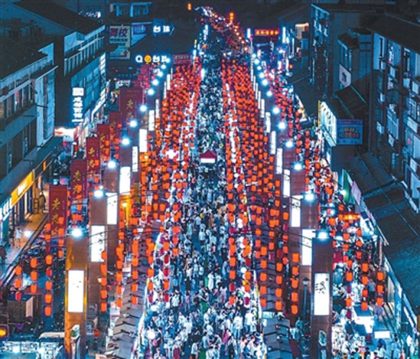 河南洛阳十字街美食摊位众多，吸引市民游客到访。