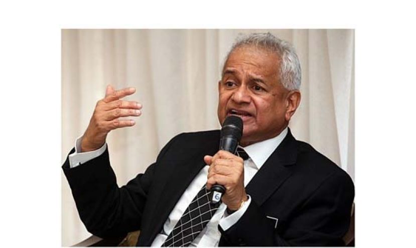 前总检察长丹斯里汤米托马斯。