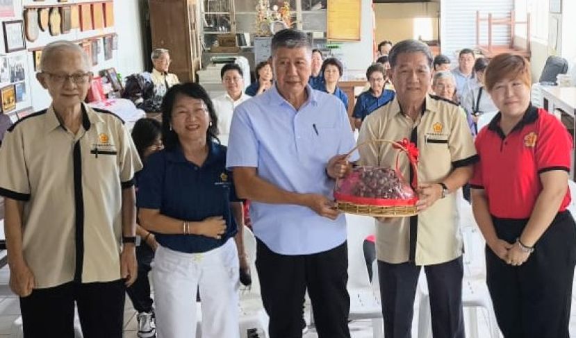 砂拉越西河林氏公会主席林亚德（右二）赠送水果礼篮给主讲人罗国华（中）。左一为财政林锦辉、妇女组主任林顺雁。右一为青年团团长林感强代表林明珠。