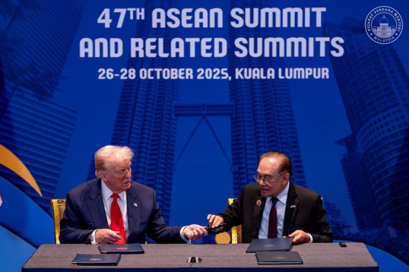 美国总统特朗普在签署协议后，将签名笔赠送予安华。