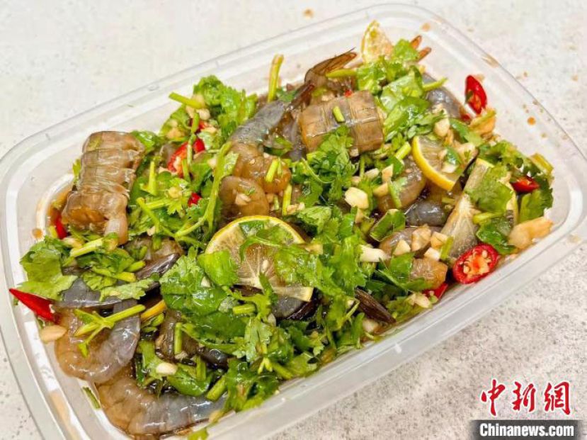 广东省汕头市，用皮皮虾和虾搭配制作的潮汕生腌。