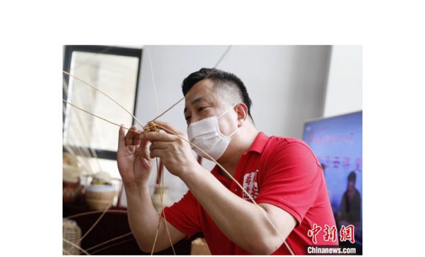 张万富展示柳编技艺。