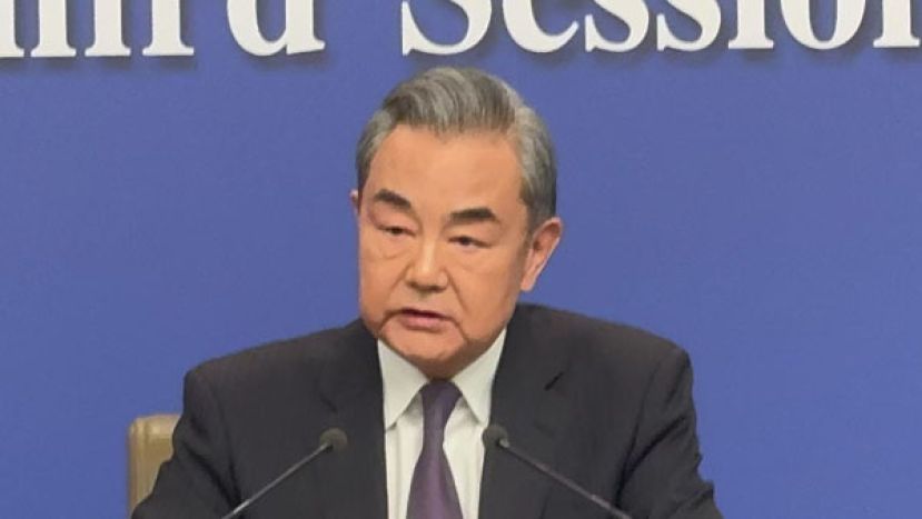 王毅同沙乌地、阿联酋两国外长通话指出：将派中东问题特使赴地区国家斡旋。