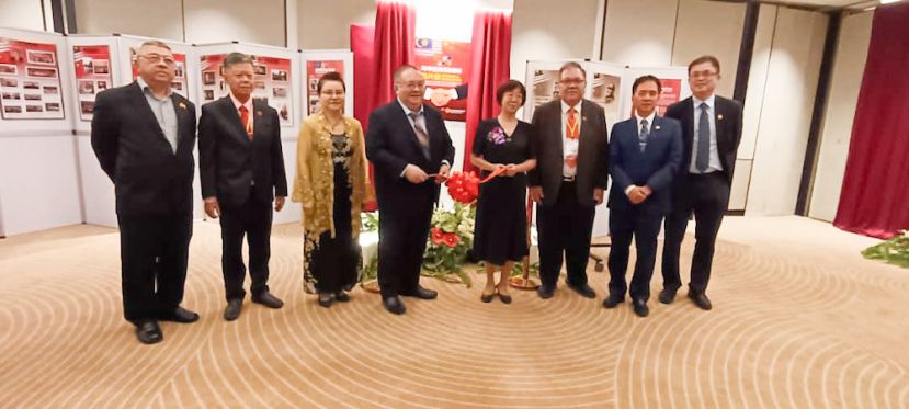 中国驻古晋代总领事宋长虹（右四）及砂拉越中国友好协会会长拿督黄国忠（左四）为图片展主持开幕剪彩。右一起为巴达旺市议会主席陈开、砂政府副秘书拿督许赞麒、砂中友好协会常务副会长拿督黄国辉。左一起为古晋中友会署理会长许庆喜、砂中友好协会常务副会长拿督陈日枝、北京市侨联马来西亚归侨联谊会会长黄河清。