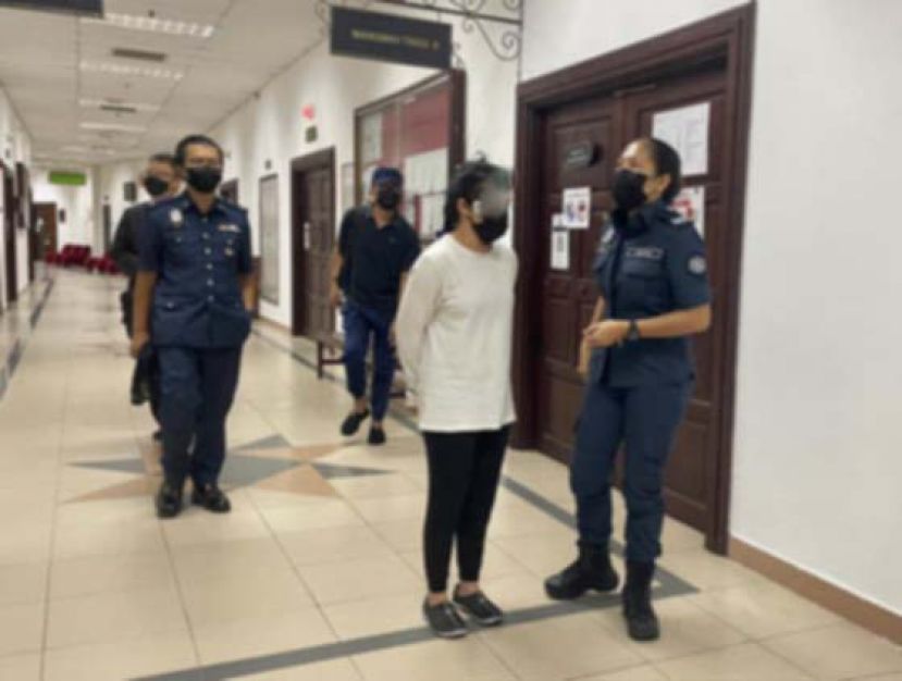 女被告出庭时摄。