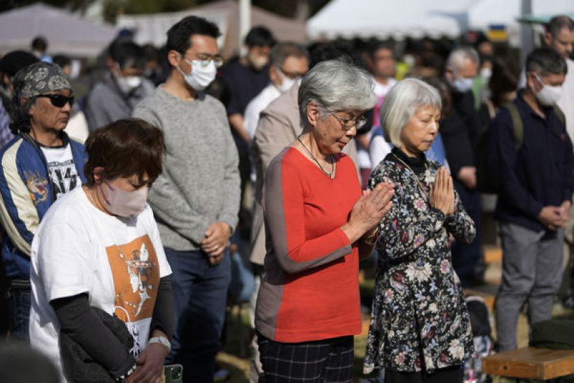 日本民众双手合十悼念311大地震。