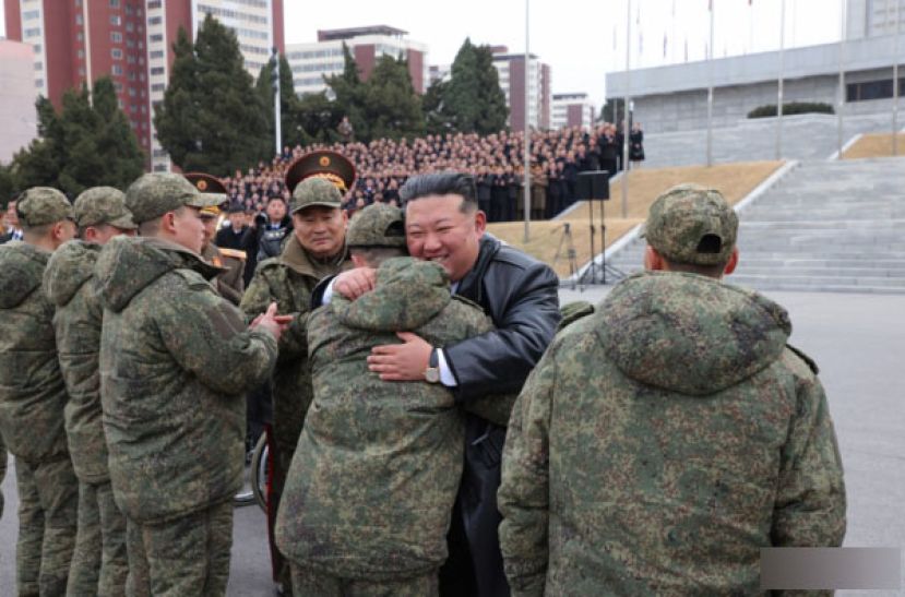 金正恩迎接赴俄任务部队。