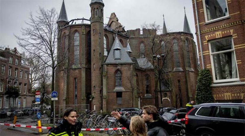 荷兰跨年夜烟花事故2人亡1教堂起火。