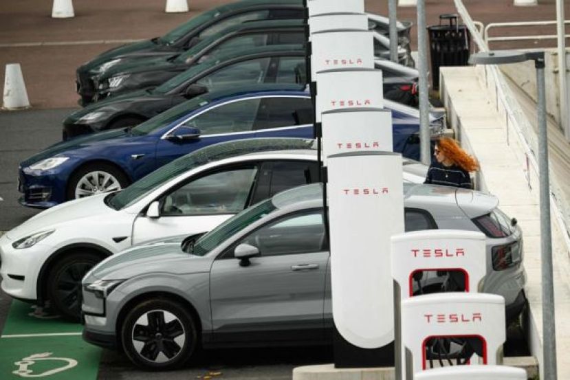 Tesla召回近22万辆汽车，涉倒车影像延迟问题。
