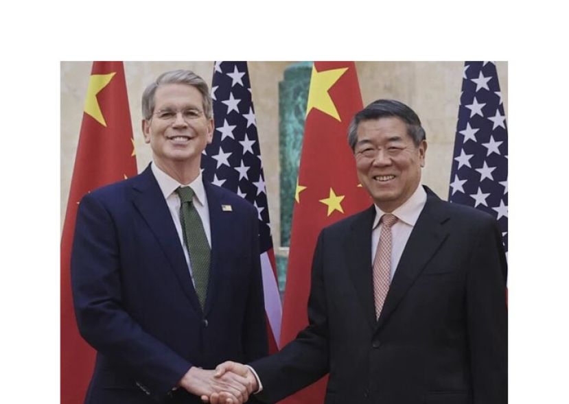 何立峰（右）与贝森特今年6月在伦敦举行中美经贸磋。