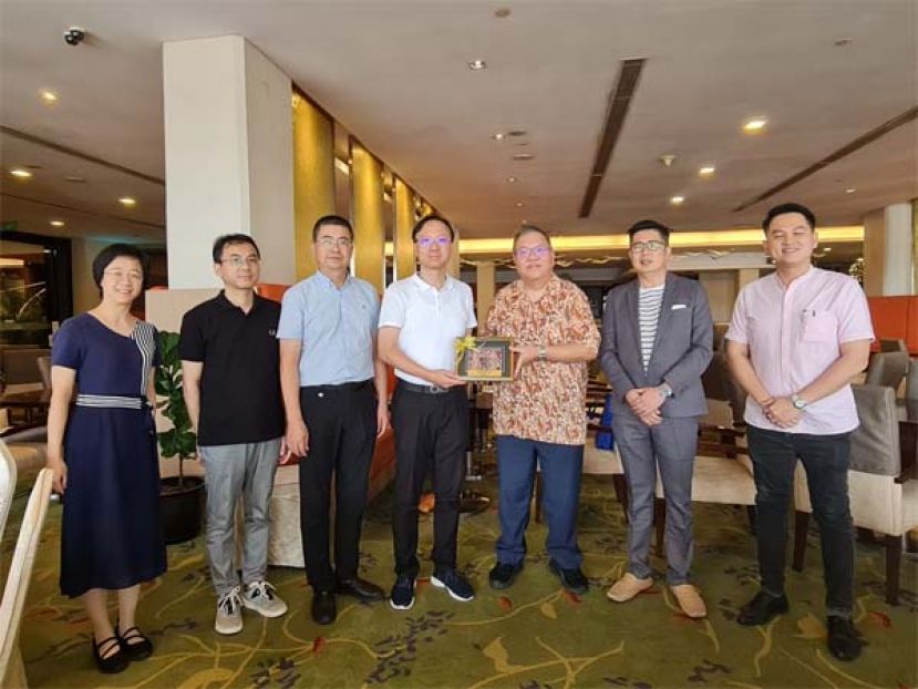 砂中友好协会常务副会长拿督黄国辉（右三）赠送纪念品予泉州市人民政府副秘书长张劲竹（左四）。左一起为叶妮雅副科长、周梁升副局长及黄德聪副主任。右一起砂中友好协会委员陈铭与砂中友好协会秘书长许瑞益。