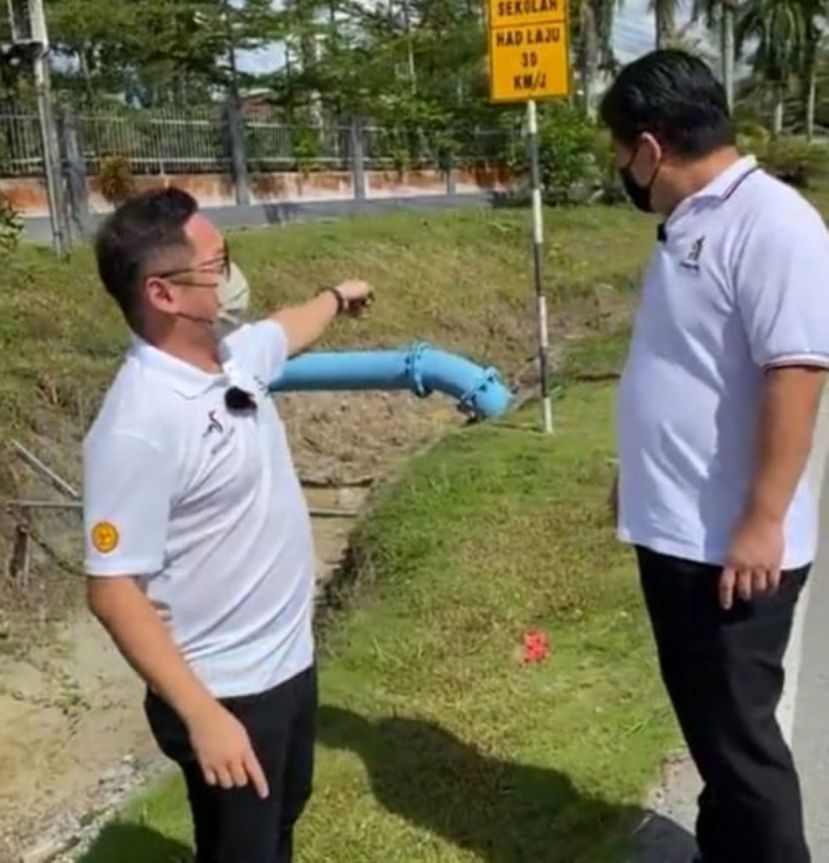 程明智（左）与林华威市议员在南山小学前段的弯路沟渠处讨论安置防护栏杆。